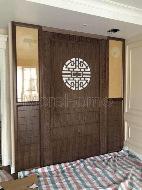 Khách hàng được thu hút bởi mẫu vách ốp tường phòng thờ gỗ óc chó với màu sắc sang trọng và kết hợp tranh kính tạo nên vẻ trang nghiêm của phòng thờ.